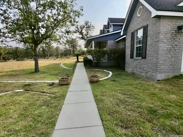 123 Scenic Oak Dr, Floresville, TX 78114