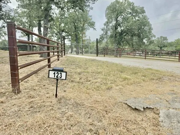 123 Scenic Oak Dr, Floresville, TX 78114