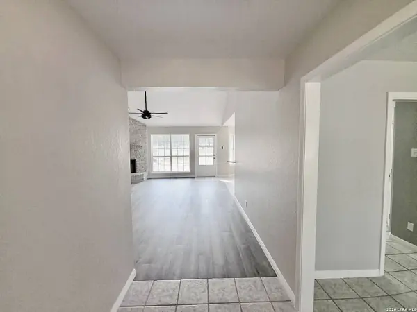123 Scenic Oak Dr, Floresville, TX 78114