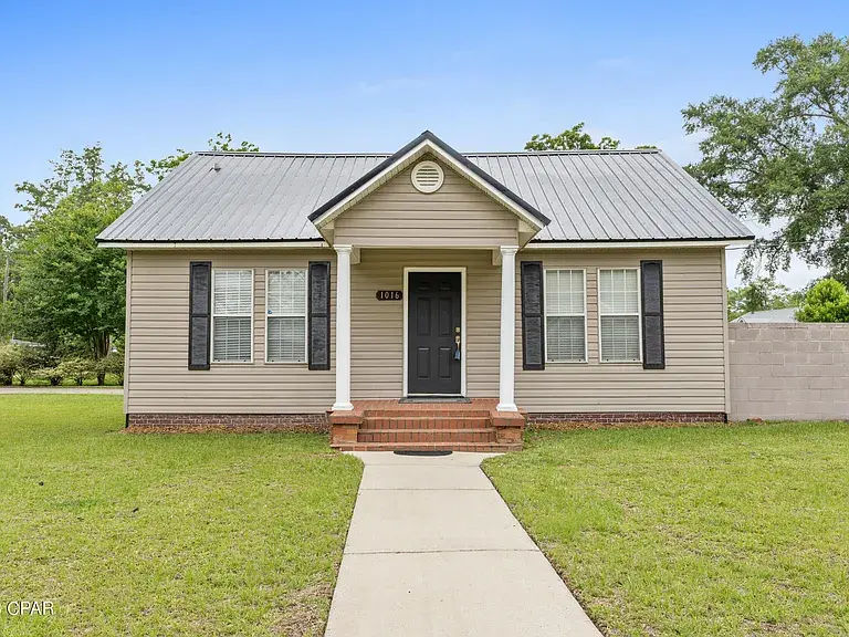 1016 10th Ave, Graceville, FL 32440-1908