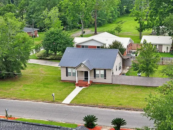 1016 10th Ave, Graceville, FL 32440-1908
