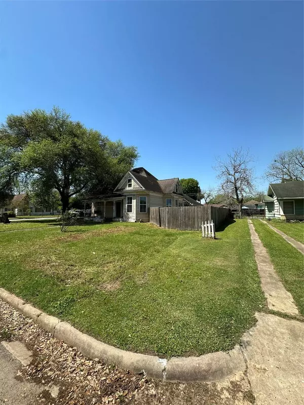 1045 8th ST, Hempstead, TX 77445