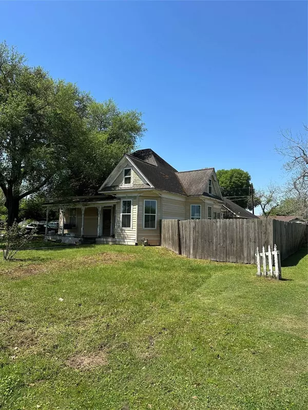 1045 8th ST, Hempstead, TX 77445