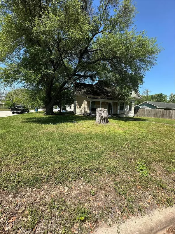 1045 8th ST, Hempstead, TX 77445