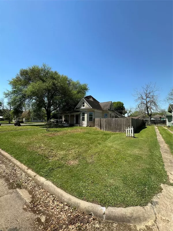 1045 8th ST, Hempstead, TX 77445