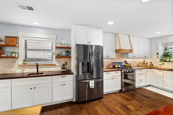 2710 Colonial DR, Dickinson, TX 77539