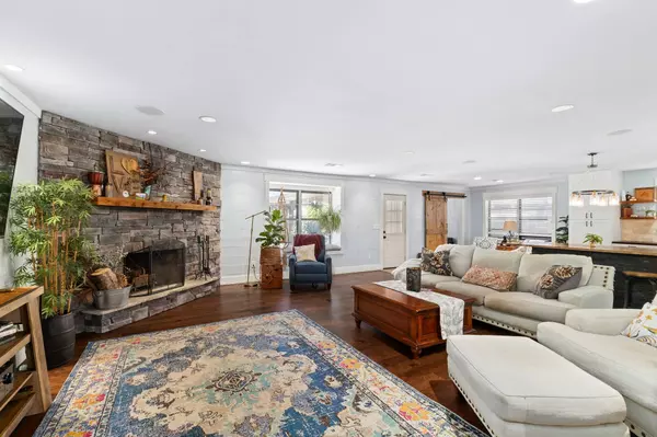 2710 Colonial DR, Dickinson, TX 77539