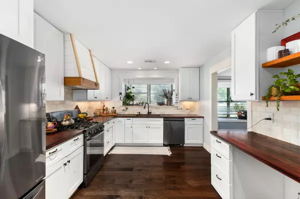 2710 Colonial DR, Dickinson, TX 77539