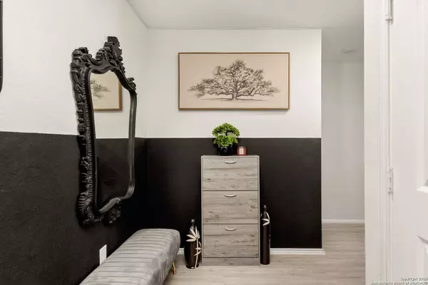 6830 Wolf Vly, San Antonio, TX 78242