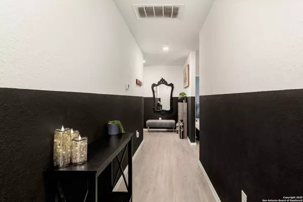 6830 Wolf Vly, San Antonio, TX 78242