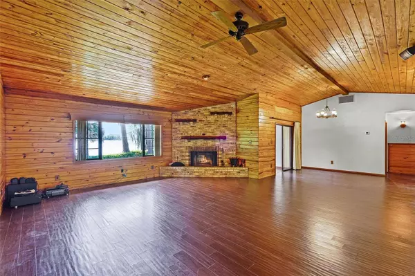 11632 LAKE WILLIS DR, Orlando, FL 32821