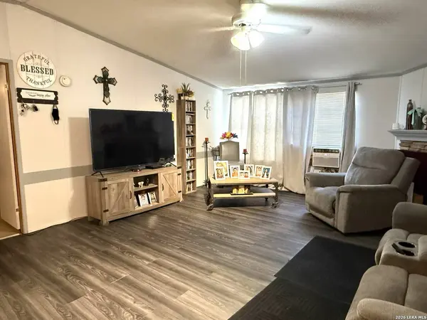 276 County Road 7710, Devine, TX 78016