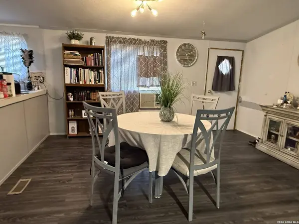 276 County Road 7710, Devine, TX 78016