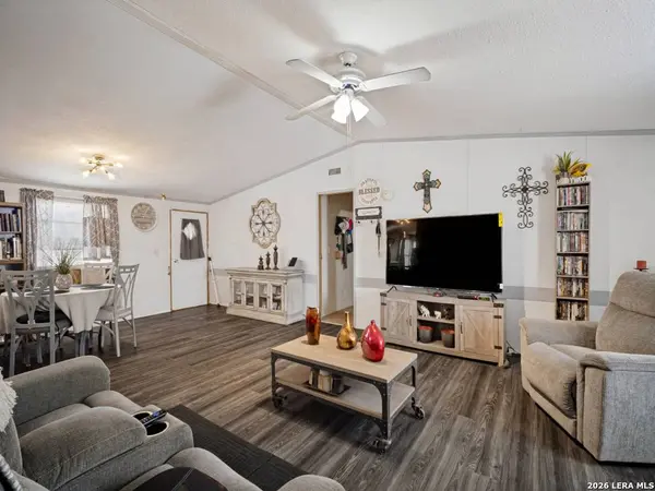 264 County Road 7710, Devine, TX 78016