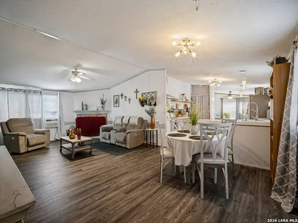 264 County Road 7710, Devine, TX 78016