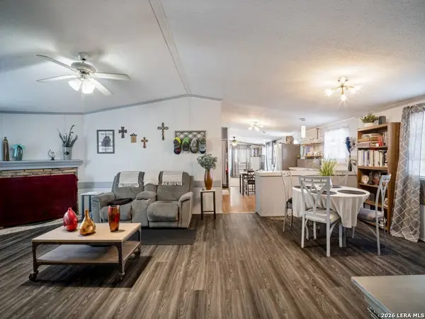 264 County Road 7710, Devine, TX 78016