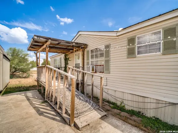 264 County Road 7710, Devine, TX 78016