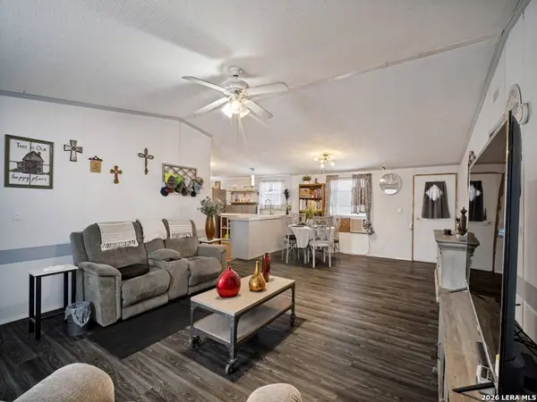 264 County Road 7710, Devine, TX 78016