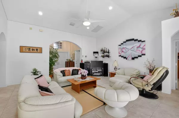 9436 Lago DR, Boynton Beach, FL 33472