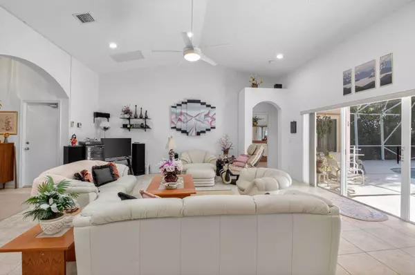 9436 Lago DR, Boynton Beach, FL 33472