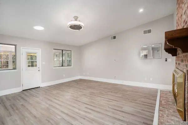 1860 Deer, Floresville, TX 78114