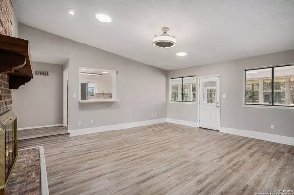 1860 Deer, Floresville, TX 78114