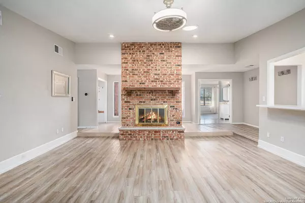 1860 Deer, Floresville, TX 78114