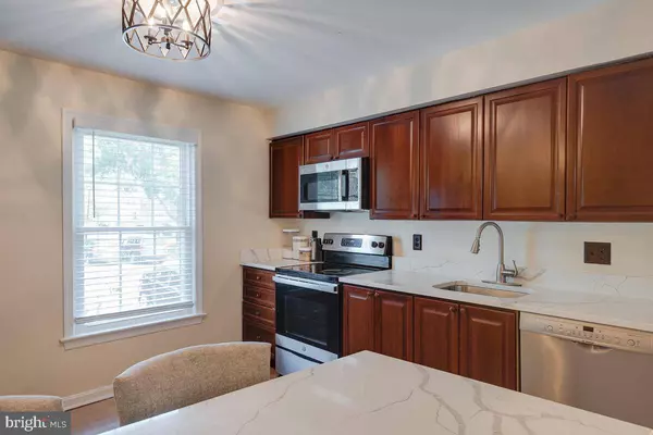 2604 WINDBREAK DR, Alexandria, VA 22306