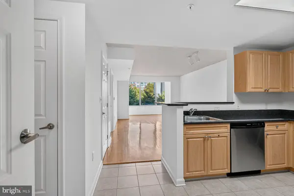 2726 GALLOWS RD #101, Vienna, VA 22180