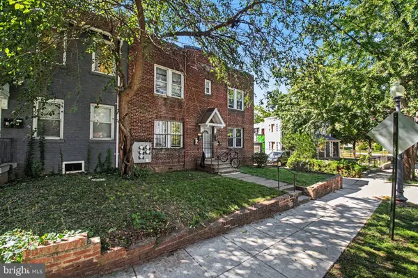 1105 NE HOLBROOK TER NE