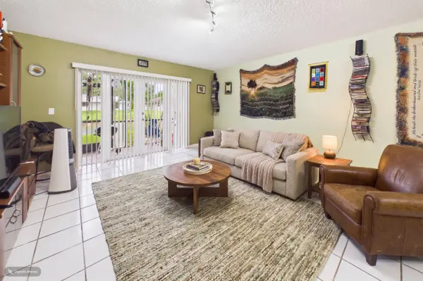 8511 OLD COUNTRY MNR #401, Davie, FL 33328