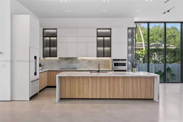 830 Oriole Ave, Miami Springs, FL 33166