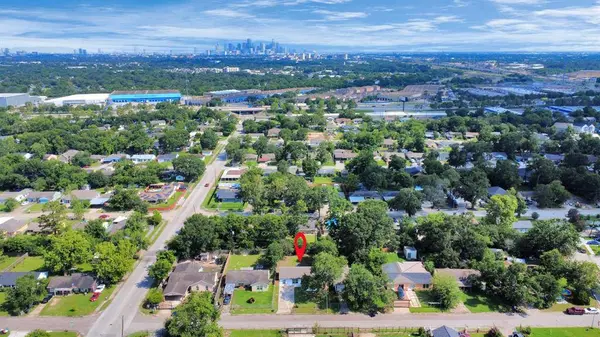 5911 Southurst ST, Houston, TX 77033