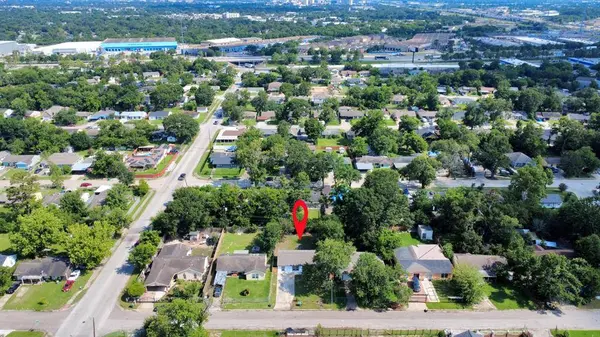 5911 Southurst ST, Houston, TX 77033