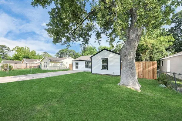 5911 Southurst ST, Houston, TX 77033