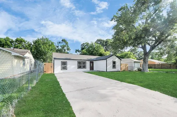 5911 Southurst ST, Houston, TX 77033