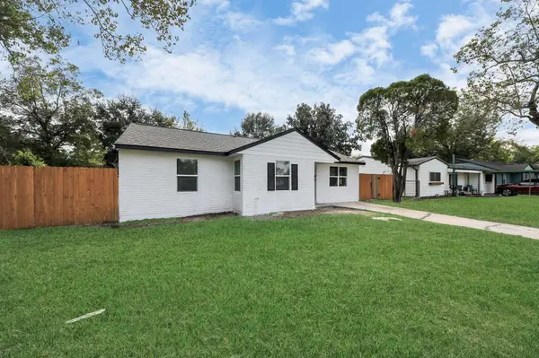 4842 Larkspur ST, Houston, TX 77033