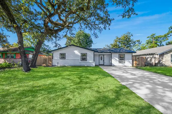 10507 Royal Oaks DR, Houston, TX 77016