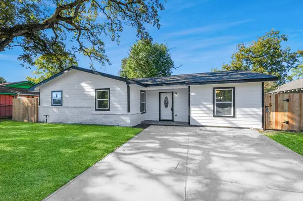 10507 Royal Oaks DR, Houston, TX 77016
