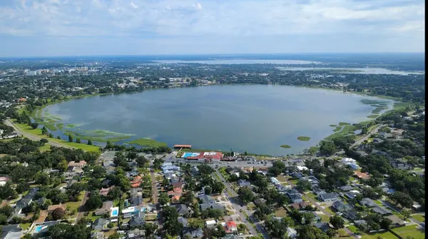 Living Near Lake Hollinsworth in Lakeland Fl,Lana Burke