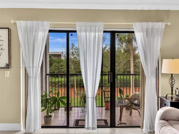 300 Racquet Club Rd #206, Weston, FL 33326