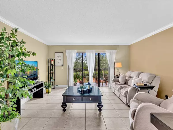 300 Racquet Club Rd #206, Weston, FL 33326