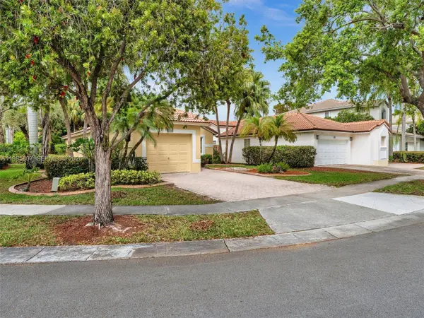 1208 NW 170th Ave, Pembroke Pines, FL 33028