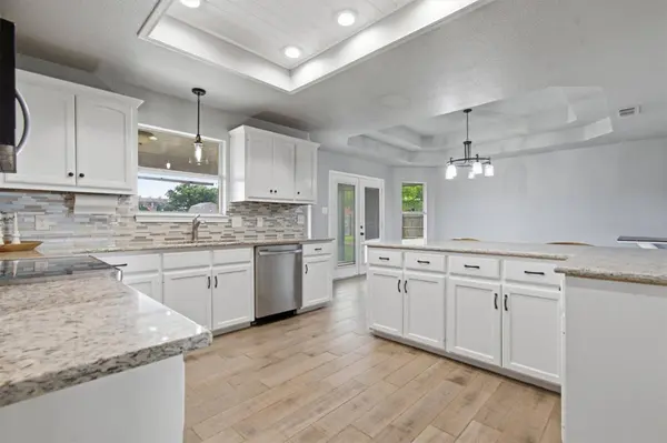 325 Meadow Valley LOOP, Jarrell, TX 76537