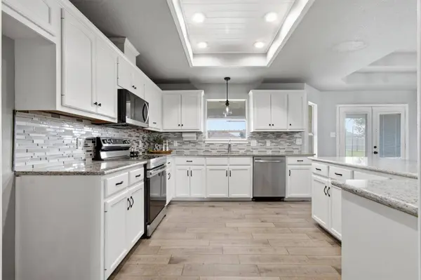 325 Meadow Valley LOOP, Jarrell, TX 76537