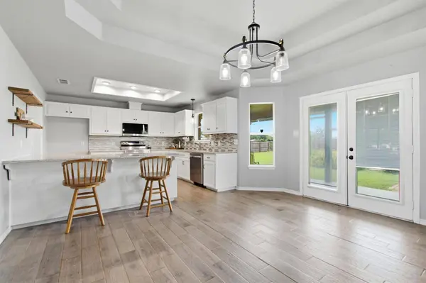 325 Meadow Valley LOOP, Jarrell, TX 76537