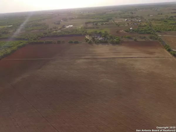 12296 La Vernia, Adkins, TX 78101