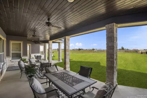 1530 County Road 132, Floresville, TX 78114