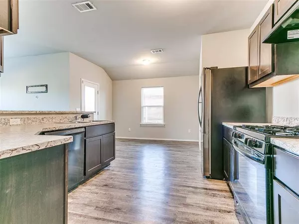 147 Waterside DR, Newcastle, OK 73065