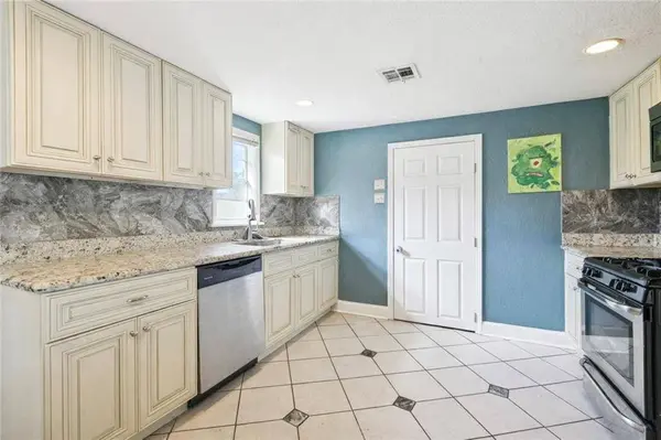 8 COFFEE DR, Chalmette, LA 70043